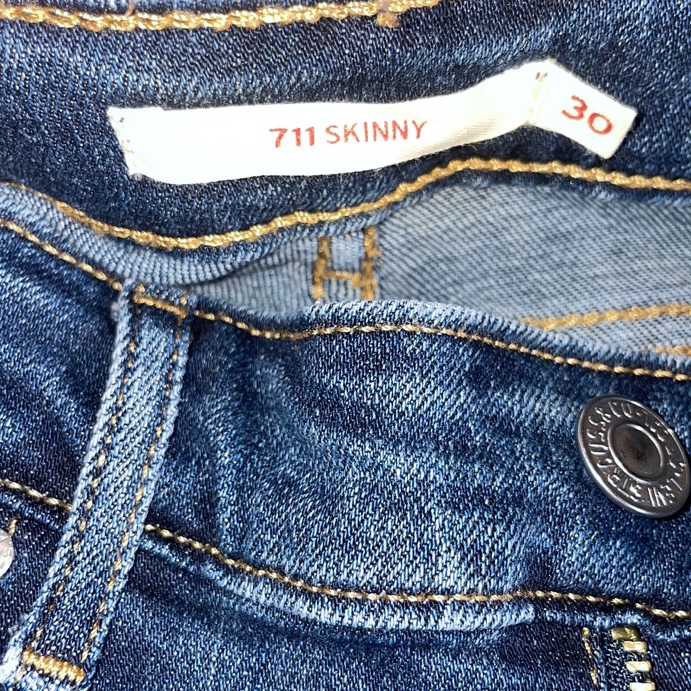 Woman’s Levi’s - Picture 5 of 6